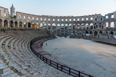 Pula, Hırvatistan, 30 Temmuz 2020: Hırvatistan 'ın Pula kentinde Roma amfitiyatrosu içinde gün batımı