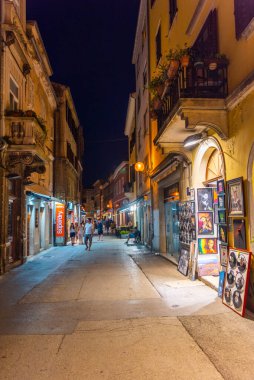 Pula, Hırvatistan, 30 Temmuz 2020: Hırvatistan 'ın Pula kentinde bir yaya caddesinin gece manzarası