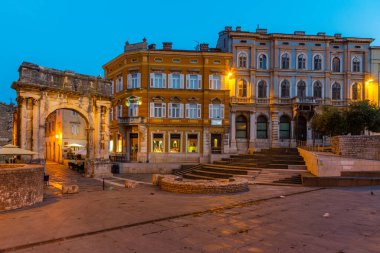 Pula, Hırvatistan, 31 Temmuz 2020: Hırvatistan 'ın Pula kentinde Sergii Kemeri' nin gündoğumu görünümü