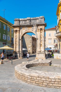 Pula, Hırvatistan, 31 Temmuz 2020: Hırvatistan 'ın Pula kentinde Sergii kemeri