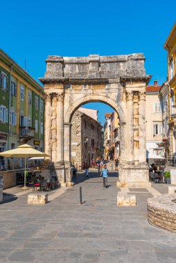 Pula, Hırvatistan, 31 Temmuz 2020: Hırvatistan 'ın Pula kentinde Sergii kemeri