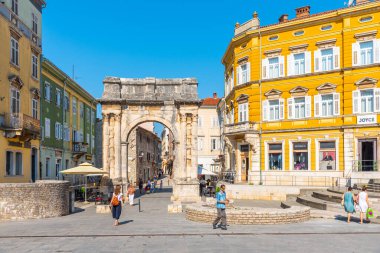 Pula, Hırvatistan, 31 Temmuz 2020: Hırvatistan 'ın Pula kentinde Sergii kemeri