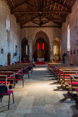 Pula, Hırvatistan, 31 Temmuz 2020: Hırvatistan 'ın Pula kentindeki Fransisken kilisesi ve manastırı