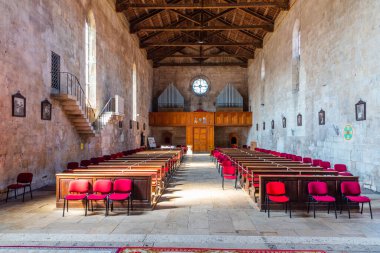 Pula, Hırvatistan, 31 Temmuz 2020: Hırvatistan 'ın Pula kentindeki Fransisken kilisesi ve manastırı