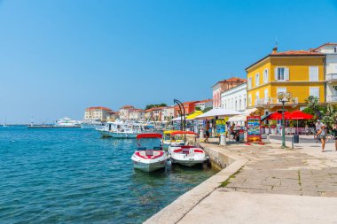 Porec, Hırvatistan, 31 Temmuz 2020: Hırvatistan 'daki Porec limanında insanlar geziniyor