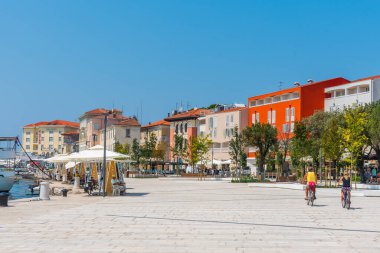 Porec, Hırvatistan, 31 Temmuz 2020: Hırvatistan 'daki Porec limanında insanlar geziniyor
