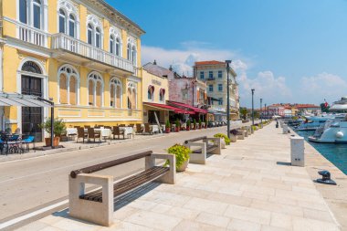 Porec, Hırvatistan, 31 Temmuz 2020: Hırvatistan 'daki Porec limanında insanlar geziniyor