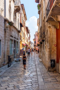 Porec, Hırvatistan, 31 Temmuz 2020: Hırvatistan 'ın Porec kentinde insanlar yaya caddesinde geziniyor