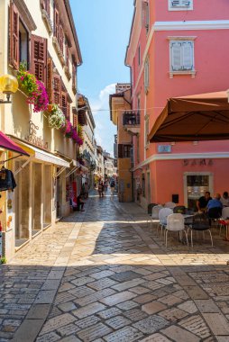 Porec, Hırvatistan, 31 Temmuz 2020: Hırvatistan 'ın Porec kentinde insanlar yaya caddesinde geziniyor