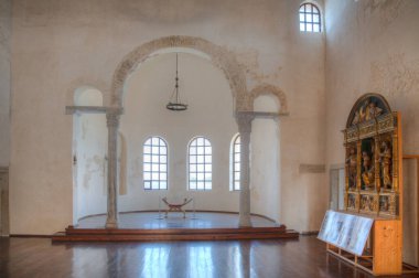 Porec, Hırvatistan, 31 Temmuz 2020: Hırvatistan 'ın Porec kentindeki piskoposluk bazilikasının içi