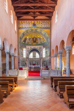 Porec, Hırvatistan, 31 Temmuz 2020: Hırvatistan 'ın Porec kentindeki piskoposluk bazilikasının güzel iç mekanı