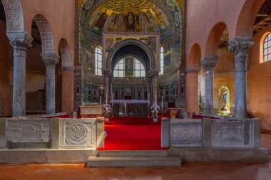 Porec, Hırvatistan, 31 Temmuz 2020: Hırvatistan 'ın Porec kentindeki piskoposluk bazilikasının güzel iç mekanı