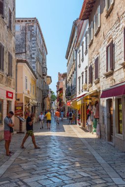 Porec, Hırvatistan, 31 Temmuz 2020: Hırvatistan 'ın Porec kentinde insanlar yaya caddesinde geziniyor