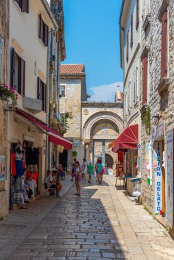 Porec, Hırvatistan, 31 Temmuz 2020: Hırvatistan 'ın Porec kentinde insanlar yaya caddesinde geziniyor
