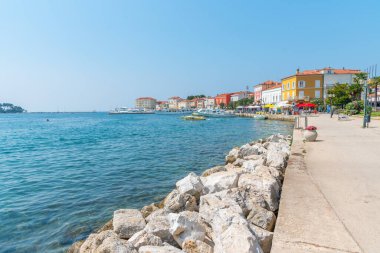 Porec, Hırvatistan, 31 Temmuz 2020: Hırvatistan 'daki Porec limanında insanlar geziniyor