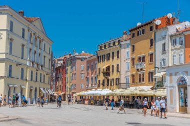 Rovinj, Hırvatistan, 1 Ağustos 2020: İnsanlar Hırvatistan 'ın Rovinj limanında geziniyor