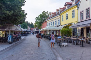 Zagreb, Hırvatistan, 1 Ağustos 2020: Hırvatistan 'ın Zagreb kentindeki Tkalcica caddesinin gün batımı manzarası