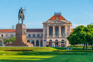 Zagreb, Hırvatistan, 1 Ağustos 2020: Hırvatistan 'ın başkenti Zagreb' de ana tren istasyonu ve Kral Tomislav 'ın heykeli