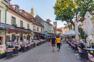 Zagreb, Hırvatistan, 1 Ağustos 2020: Hırvatistan 'ın Zagreb kentindeki Tkalcica caddesinin gün batımı manzarası