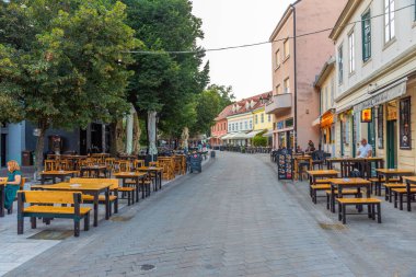 Zagreb, Hırvatistan, 1 Ağustos 2020: Hırvatistan 'ın Zagreb kentindeki Tkalcica caddesinin gün batımı manzarası