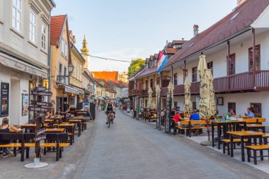 Zagreb, Hırvatistan, 1 Ağustos 2020: Hırvatistan 'ın Zagreb kentindeki Tkalcica caddesinin gün batımı manzarası