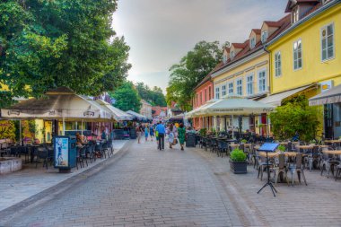 Zagreb, Hırvatistan, 1 Ağustos 2020: Hırvatistan 'ın Zagreb kentindeki Tkalcica caddesinin gün batımı manzarası