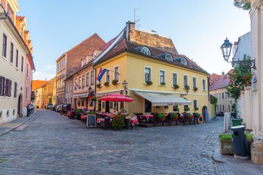 Zagreb, Hırvatistan, 1 Ağustos 2020: Hırvatistan 'ın eski Zagreb kentindeki restoran