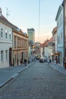 Zagreb, Hırvatistan, 1 Ağustos 2020: Hırvatistan 'ın Zagreb kentindeki Radiceva caddesinin gün batımı manzarası