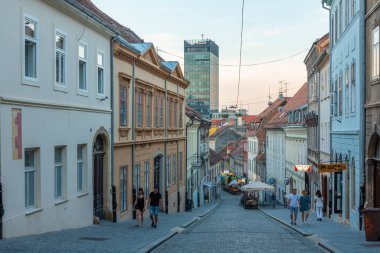 Zagreb, Hırvatistan, 1 Ağustos 2020: Hırvatistan 'ın Zagreb kentindeki Radiceva caddesinin gün batımı manzarası