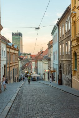Zagreb, Hırvatistan, 1 Ağustos 2020: Hırvatistan 'ın Zagreb kentindeki Radiceva caddesinin gün batımı manzarası