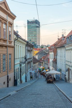 Zagreb, Hırvatistan, 1 Ağustos 2020: Hırvatistan 'ın Zagreb kentindeki Radiceva caddesinin gün batımı manzarası