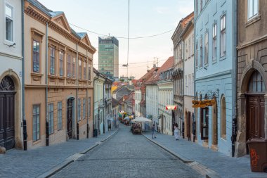 Zagreb, Hırvatistan, 1 Ağustos 2020: Hırvatistan 'ın Zagreb kentindeki Radiceva caddesinin gün batımı manzarası