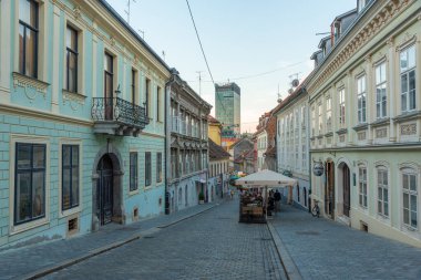 Zagreb, Hırvatistan, 1 Ağustos 2020: Hırvatistan 'ın Zagreb kentindeki Radiceva caddesinin gün batımı manzarası