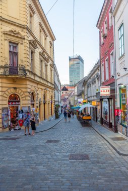Zagreb, Hırvatistan, 1 Ağustos 2020: Hırvatistan 'ın Zagreb kentindeki Radiceva caddesinin gün batımı manzarası