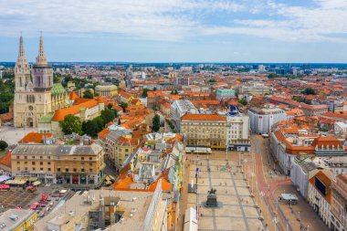 Zagreb, Hırvatistan, 2 Ağustos 2020: Hırvatistan 'ın Zagreb kentindeki Ban Jelaciç meydanının hava manzarası