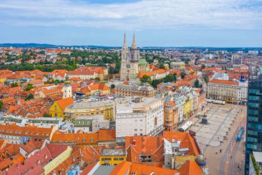 Zagreb, Hırvatistan, 2 Ağustos 2020: Hırvatistan 'ın Zagreb kentindeki Ban Jelaciç meydanının hava manzarası