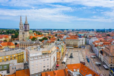 Zagreb, Hırvatistan, 2 Ağustos 2020: Hırvatistan 'ın Zagreb kentindeki Ban Jelaciç meydanının hava manzarası