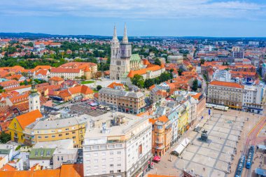 Zagreb, Hırvatistan, 2 Ağustos 2020: Hırvatistan 'ın Zagreb kentindeki Ban Jelaciç meydanının hava manzarası