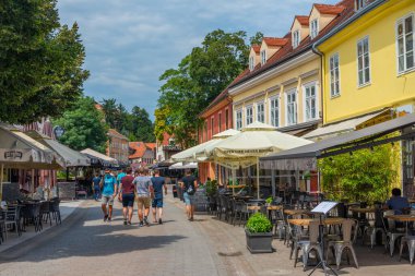 Zagreb, Hırvatistan, 2 Ağustos 2020: Hırvatistan 'ın Zagreb kentindeki Tkalcica caddesinde güneşli bir gün
