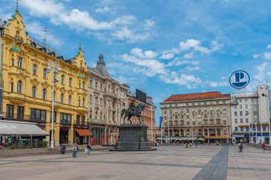Zagreb, Hırvatistan, 2 Ağustos 2020: Hırvatistan 'ın Zagreb kentinde halk Ban Jelaciç meydanında geziniyor