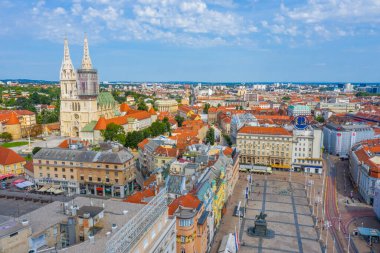 Zagreb, Hırvatistan, 2 Ağustos 2020: Hırvatistan 'ın Zagreb kentindeki Ban Jelaciç meydanının hava manzarası