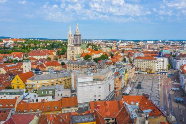 Zagreb, Hırvatistan, 2 Ağustos 2020: Hırvatistan 'ın Zagreb kentindeki Ban Jelaciç meydanının hava manzarası