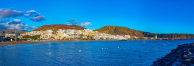 Los Cristianos, İspanya, 9 Ocak 2021: Playa de las Vistas Tenerife, İspanya