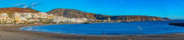 Los Cristianos, İspanya, 9 Ocak 2021: Playa de las Vistas Tenerife, İspanya