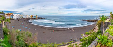 Puerto de la Cruz, İspanya, 4 Ocak 2021: Playa Maria Jimenez Puerto de la Cruz, Tenerife, Kanarya Adaları, İspanya 