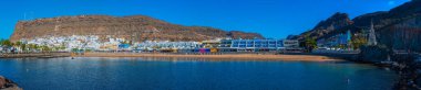 Puerto de Mogan, İspanya, Janury 21, 2021: İnsanlar Gran Canaria, İspanya 'daki Puerto de Mogan plajında güneşli bir günün tadını çıkarıyorlar.