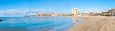 Los Cristianos, İspanya, 13 Ocak 2021: Playa de las Vistas Tenerife, Kanarya Adaları, İspanya.
