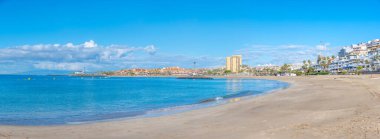 Los Cristianos, İspanya, 13 Ocak 2021: Playa de las Vistas Tenerife, Kanarya Adaları, İspanya.