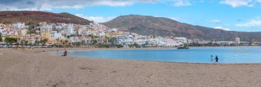 Los Cristianos, İspanya, 13 Ocak 2021: Playa de las Vistas Tenerife, Kanarya Adaları, İspanya.