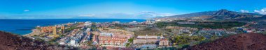 Los Cristianos, İspanya, 13 Ocak 2021: Playa de las Vistas Tenerife, Kanarya Adaları, İspanya.